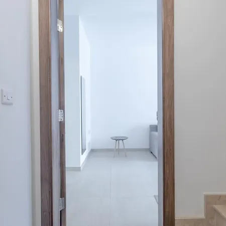 Full Air-conditioned, 2 Bedroom Apt. Lejlighed *