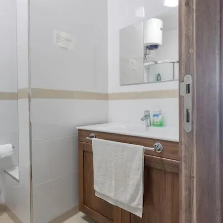 Full Air-conditioned, 2 Bedroom Apt. Appartement *