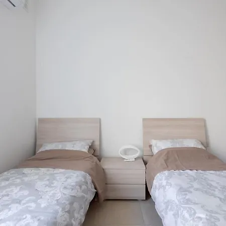 Apartment Full Air-conditioned, 2 Bedroom Apt. Zejtun