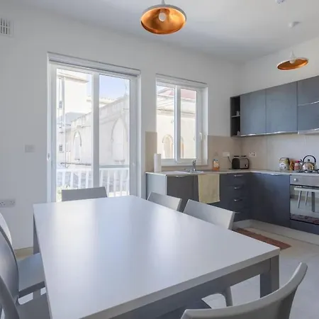 Full Air-conditioned, 2 Bedroom Apt. * Zejtun