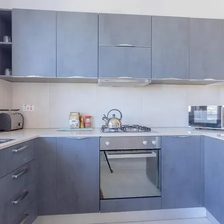 Full Air-conditioned, 2 Bedroom Apt. Zejtun